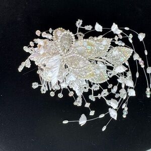 Elegant White Pearl Floral Hair Accessory